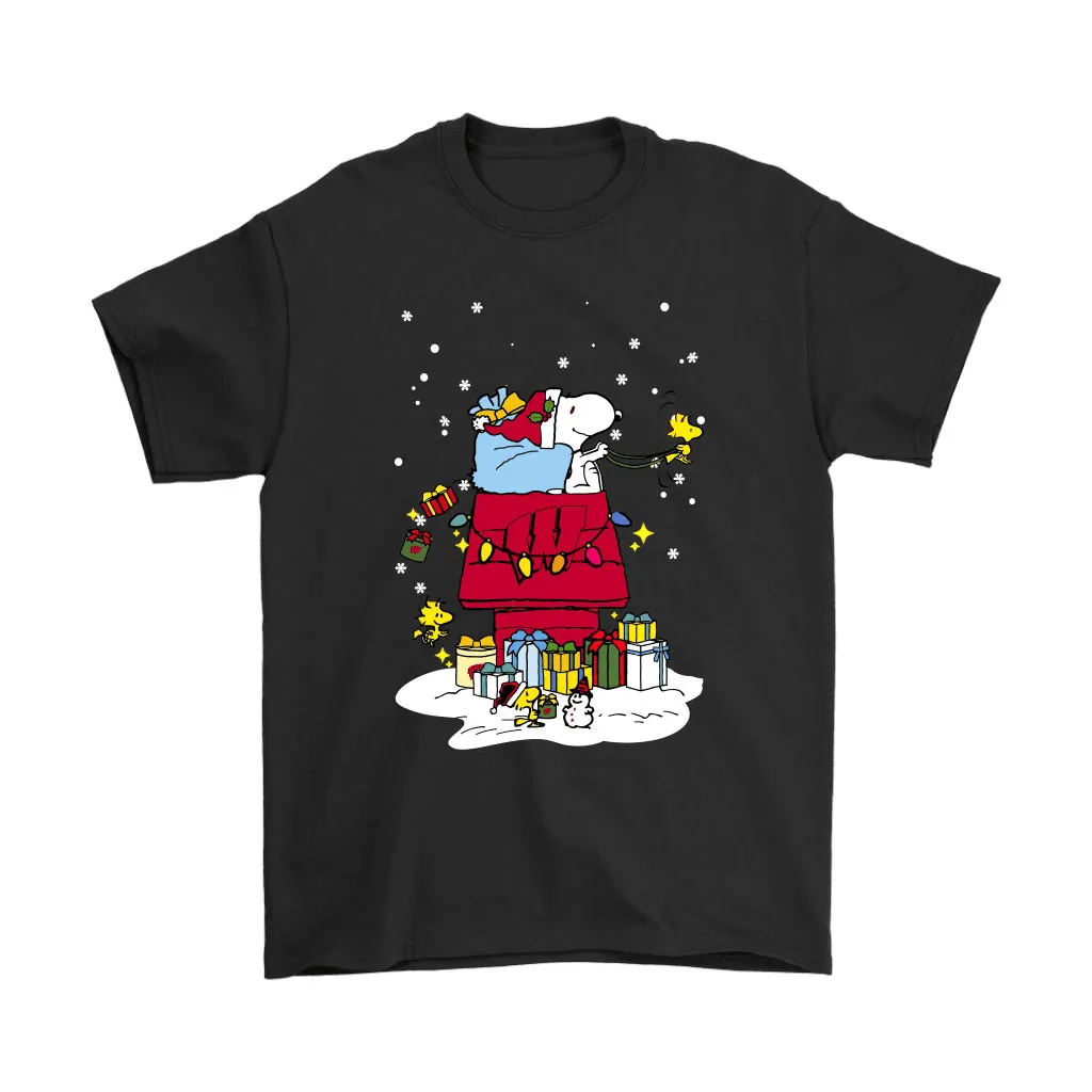 Wisconsin Badgers Santa Snoopy Brings Christmas To Town Unisex T-Shirt, Hoodie, Sweatshirt