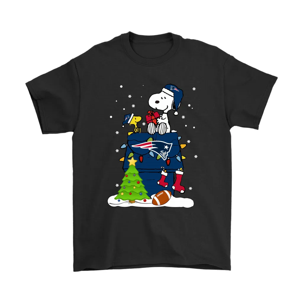 A Happy Christmas With New England Patriots Snoopy Men Women T-shirt, Hoodie, Sweatshirt