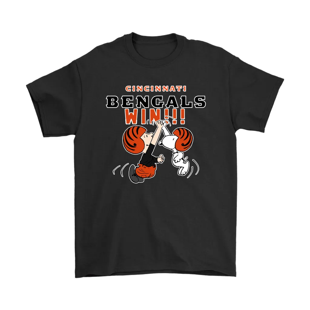 Charlie Snoopy High Five Cincinnati Bengals Win Nfl Men Women T-shirt, Hoodie, Sweatshirt