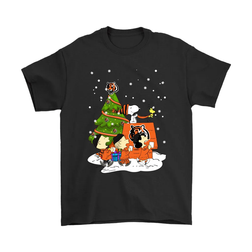 Cincinnati Bengals Are Coming To Town Snoopy Christmas Men Women T-shirt, Hoodie, Sweatshirt