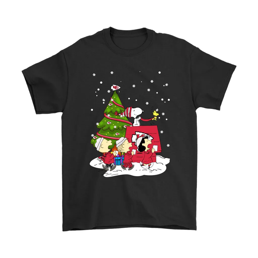 Kansas City Chiefs Are Coming To Town Snoopy Christmas Men Women T-shirt, Hoodie, Sweatshirt