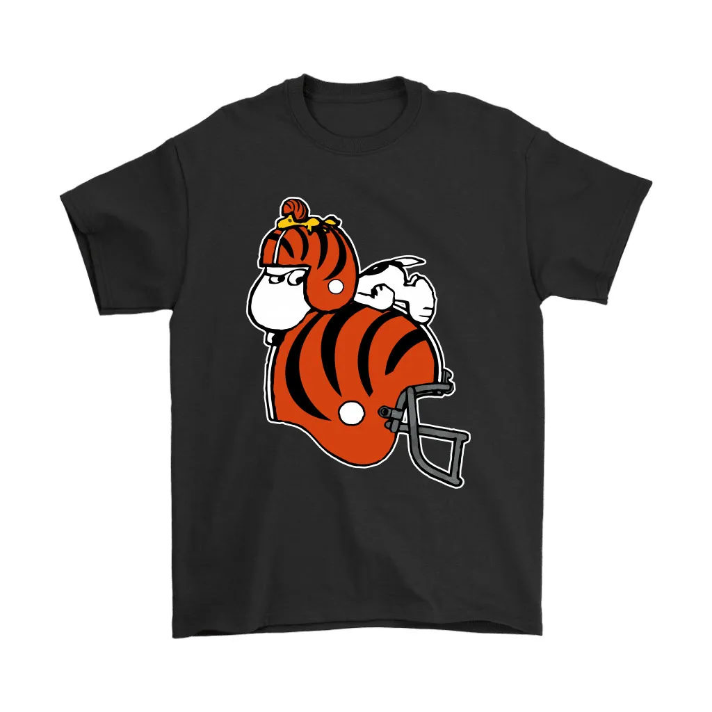 Snoopy And Woodstock Resting On Cincinnati Bengals Helmet Men Women T-shirt, Hoodie, Sweatshirt