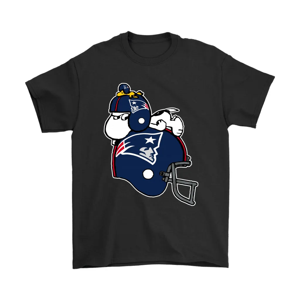 Snoopy And Woodstock Resting On New England Patriots Helmet Men Women T-shirt, Hoodie, Sweatshirt