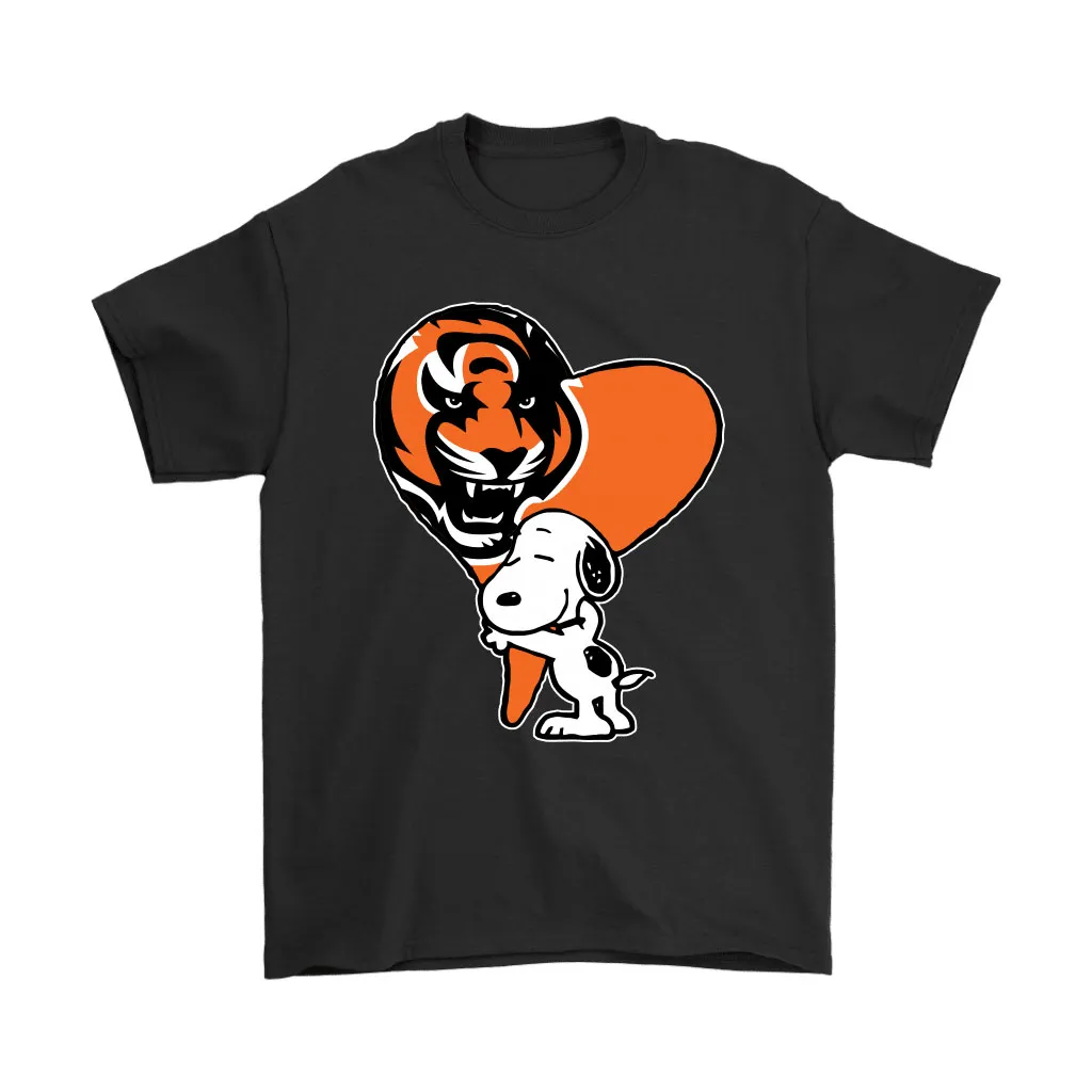 Snoopy Hugs The Cincinnati Bengals Heart Nfl Men Women T-shirt, Hoodie, Sweatshirt