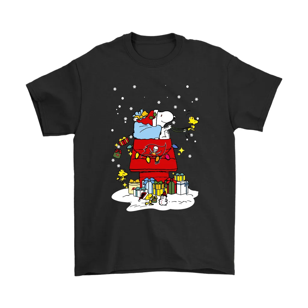 Tampa Bay Buccaneers Santa Snoopy Brings Christmas To Town Men Women T-shirt, Hoodie, Sweatshirt